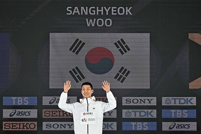 우상혁이 21일 중국 난징에서 열린 2025 세계실내육상선수권대회 남자 높이뛰기 결선에서 우승한 뒤 시상식에서 인사하고 있다. AFP 연합뉴스