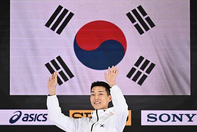 우상혁이 21일 중국 난징에서 열린 2025 세계실내육상선수권대회 남자 높이뛰기 결선에서 우승한 뒤 시상식에서 인사하고 있다. REUTERS 연합뉴스