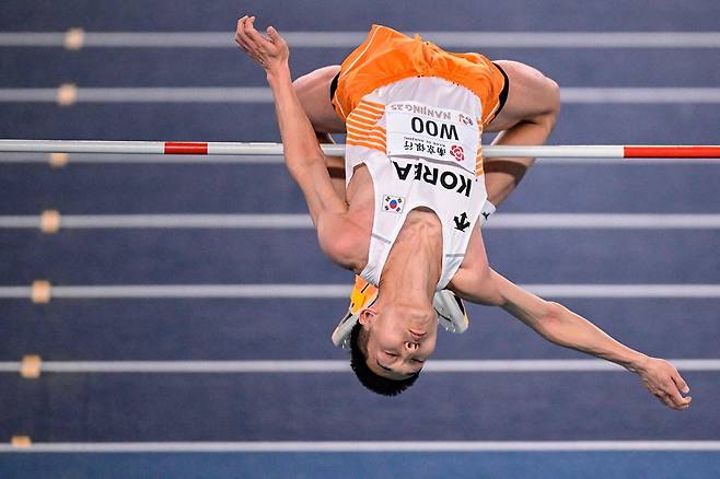 우상혁이 21일 중국 난징에서 열린 2025 세계실내육상선수권대회 남자 높이뛰기 결선에서 바를 넘고 있다. AFP 연합뉴스