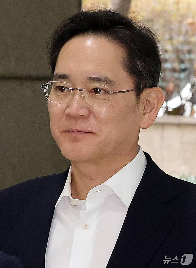 이재용 삼성전자 회장이 20일 오전 서울 강남구 삼성 청년 소프트웨어 아카데미(SSAFY)에서 열린 청년 취업 지원을 위한 현장 간담회에 앞서 이재명 더불어민주당 대표를 맞이하기 위해 이동하고 있다. (공동취재) 2025.3.20/뉴스1 ⓒ News1 김민지 기자