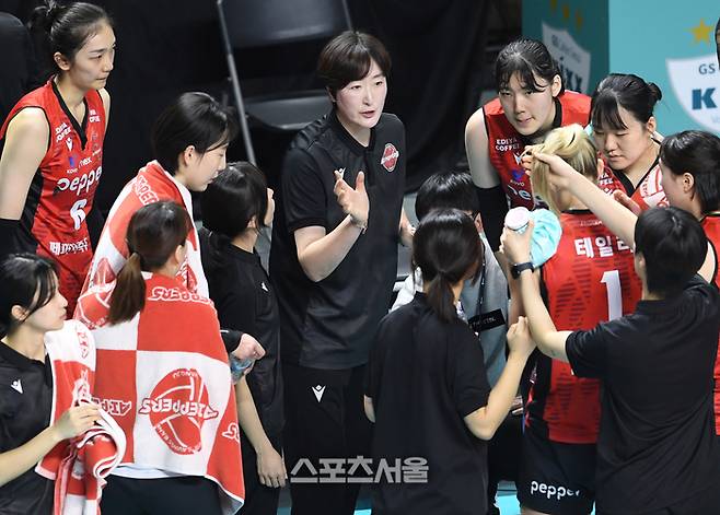 페퍼저축은행 장소연 감독(가운데)이 19일 장충체육관에서 열린 2024-2025 V리그 여자부 GS칼텍스와 경기에서 선수들에게 작전 지시를 하고 있다. 2025. 1. 19. 장충 | 박진업 기자 upandup@sportsseoul.com