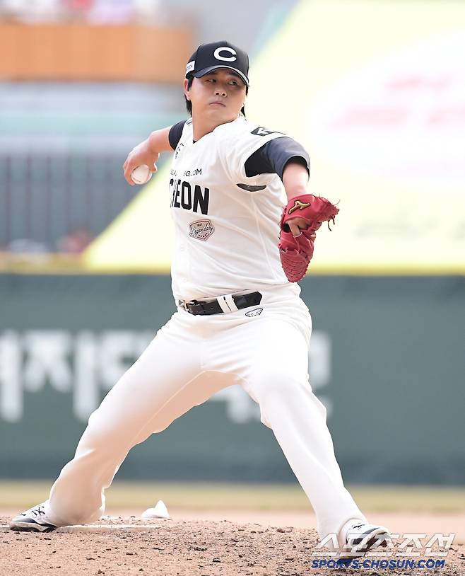 23일 인천 SSG랜더스필드에서 KBO리그 SSG와 두산의 경기가 열렸다. 투구하고 있는 SSG 김민. 인천=송정헌 기자songs@sportschosun.com/2025.03.23/