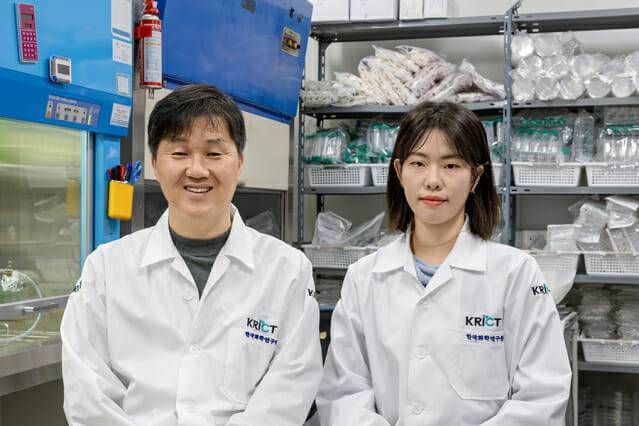 한국화학연구원이 새로운 항암 치료제를 개발했다. 왼쪽부터 박지훈 책임연구원(교신저자), 최지우 석사후연구원(1저자).(사진=화학연)