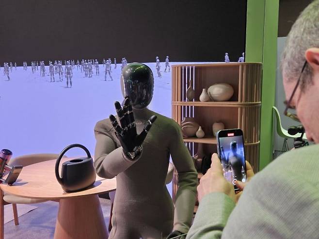 20일(현지시간) 미국 캘리포니아주 새너제이에서 열린 연례 개발자 컨퍼런스 'GTC 2025'에서 인간형 로봇 제조사 1X의 로봇이 사람들을 향해 인사를 하고 있다. 사진 박준이 기자