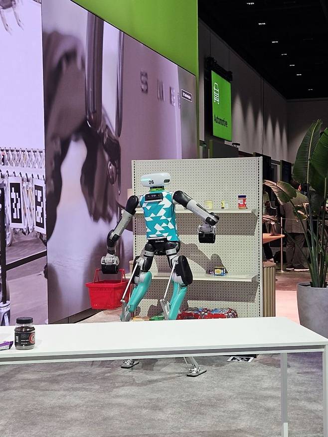 20일(현지시간) 미국 캘리포니아주 새너제이에서 열린 연례 개발자 컨퍼런스 'GTC 2025'에서 인간형 로봇 제조사 1X의 로봇이 물건을 옮기고 있다. 사진 박준이 기자