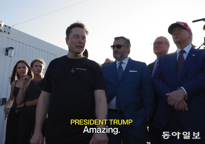 지난해 11월 19일 텍사스주에서 스페이스X의 우주선 스타십의 시험비행이 이뤄진 뒤 일론 머스크 테슬라 최고경영자(CEO·왼쪽에서 세 번째)가 상황을 설명하는 가운데 도널드 트럼프 미국 대통령(오른쪽)과 손녀 카이(왼쪽에서 두 번째)가 이를 듣고 있다. 카이가 자신의 유튜브 채널에 올린 이 영상은 조회수가 900만 회를 넘었다. 사진 출처 카이 유튜브 캡처.