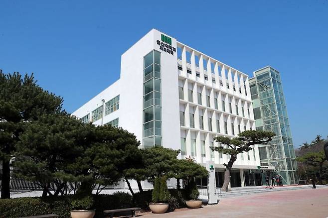 울산대 의대 '아산의학관'이 지난 21일 개관식을 가졌다. 그동안 서울아산병원에서 이뤄져왔던 예과 2년과 본과 1년 수업이 앞으로 이곳에서 진행된다. 울산시 제공