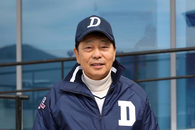 정수홍 에스앤에스텍 대표이사가 지난 달 25일 부산 기장군 현대차드림볼파크에서 열린 '2025 롯데자이언츠·파이낸셜뉴스배 명문고 야구열전'에서 시구자로 나선 뒤 기념촬영을 하고 있다. 사진=서동일 기자