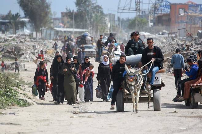 2025년 3월19일 팔레스타인 땅 가자지구 북부 베이트하눈에 이스라엘군이 대피령을 내리자 주민들이 피란 짐을 꾸려 어디론가 떠나고 있다. AFP 연합뉴스