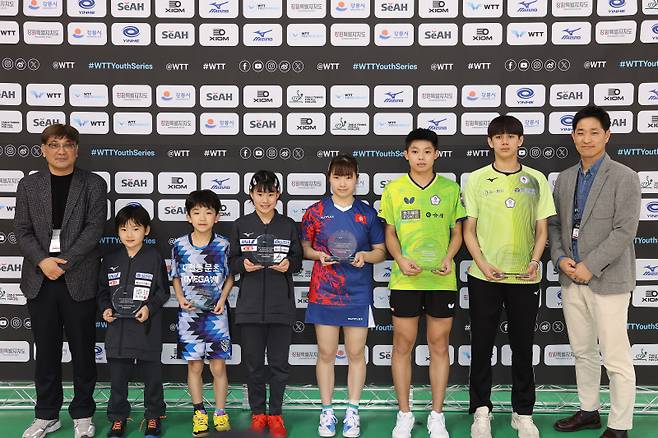 마지막 날 치러진 각 종목 우승 선수들이 시상자들과 기념 촬영을 하고 있다. 사진=대한탁구협회 제공