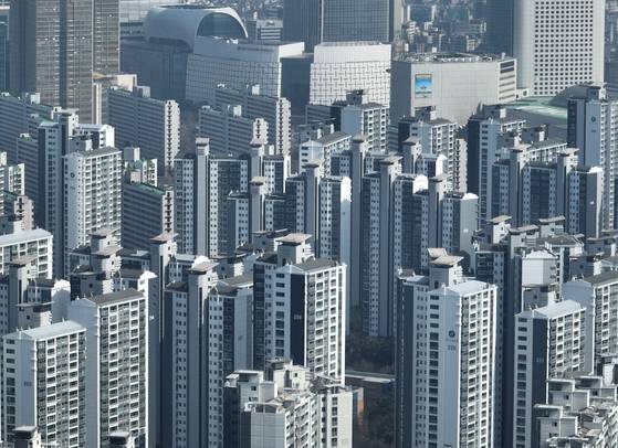서울의 강남 3구와 용산구에 대한 토지거래허가구역(토허제) 적용을 하루 앞둔 23일 서울 송파구 일대 아파트 단지 모습. 연합뉴스