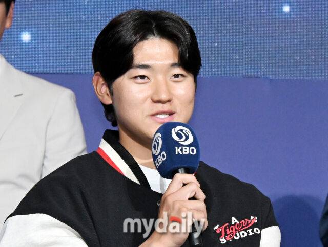 KIA 김도영이 20일 오후 서울 잠실 롯데호텔 월드에서 진행된 '2025 프로야구 KBO 미디어데이'에서 이야기를 하고 있다. 올시즌에는 맞춤형 피치클락 도입, 연장전 이닝 축소(12회→11회), 비디오판독 대상 확대 등 리그의 공정성을 강화하고 박진감 넘치는 경기를 선보이기 위한 다양한 조치들이 이루어 진다. 2025 KBO리그는 22일 오후 2시 잠실, 문학, 수원, 대구, 광주 등 5개 구장에서 일제히 개막한다./잠실=유진형 기자 zolong@mydaily.co.kr