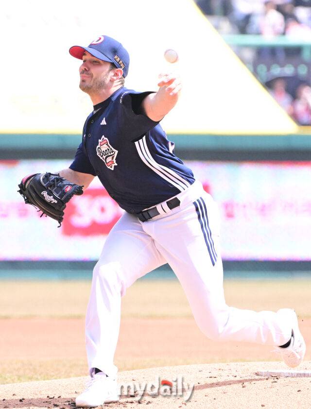 두산 선발 잭로그가 23일 인천 SSG랜더스필드에서 진행된 ‘2025 신한 SOL BANK KBO리그’ 두산-SSG의 경기에서 투구 준비를 하고 있다./인천 = 곽경훈 기자