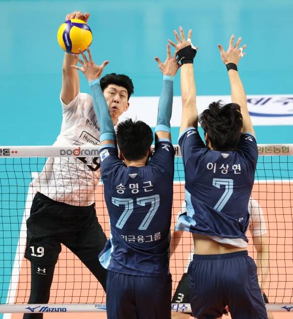 공격 시도하는 신펑 - 지난달 22일 서울 중구 장충체육관에서 열린 2024-2025 V-리그 프로배구 남자부 우리카드와 현대캐피탈의 경기. 현대캐피탈 신펑(왼쪽)이 공격을 시도하고 있다. 2025.2.22. 연합뉴스