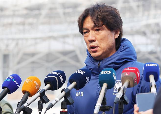 2026 북중미 월드컵 아시아 3차 예선 B조 8차전 요르단전을 앞둔 축구 국가대표팀 홍명보 감독이 22일 경기도 용인시 처인구 미르스타디움에서 회복훈련에 앞서 취재진 질문에 답하고 있다. 연합뉴스