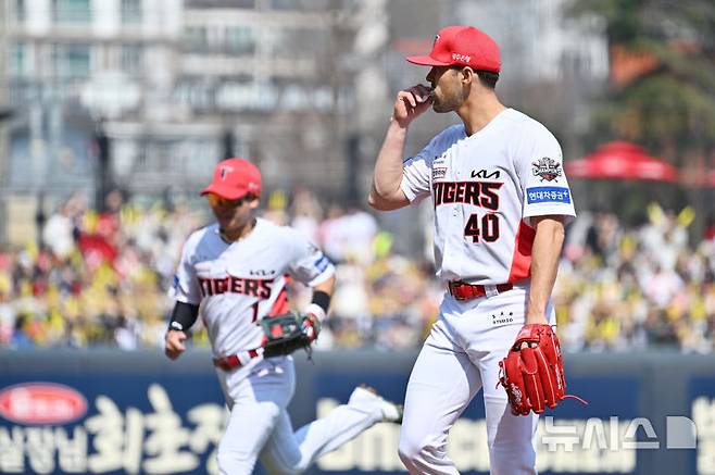 22일 오후 광주 북구 광주-기아챔피언스필드에서 열린 2025 신한 쏠뱅크 KBO 리그 개막전 NC다이노스 대 KIA타이거즈의 경기, 1회 초 KIA 선발 네일이 삼자범퇴로 이닝을 마무리한 뒤 더그아웃으로 들어오고 있다. /사진=뉴시스