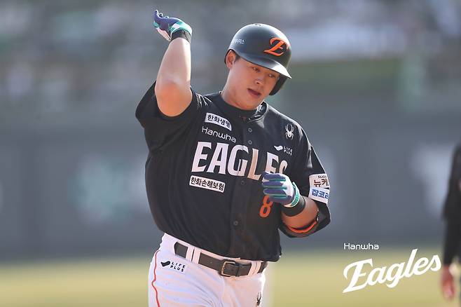 22일 수원케이티위즈파크에서 열린 2025 신한 SOL Bank KBO리그 한화 이글스와 KT 위즈의 정규시즌 개막전, 한화 노시환이 홈런을 친 후 세리머니를 하고 있다. 한화 이글스