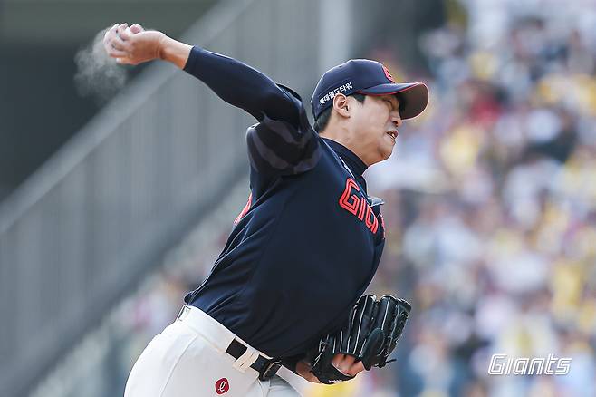 롯데 투수 구승민은 23일 잠실구장에서 열린 '2025 신한 SOL Bank KBO 리그' LG와 정규시즌 2차전에서 구원 등판했다. ⅔이닝 4실점으로 흔들리며 제 기량을 보여주지 못했다. 롯데 자이언츠