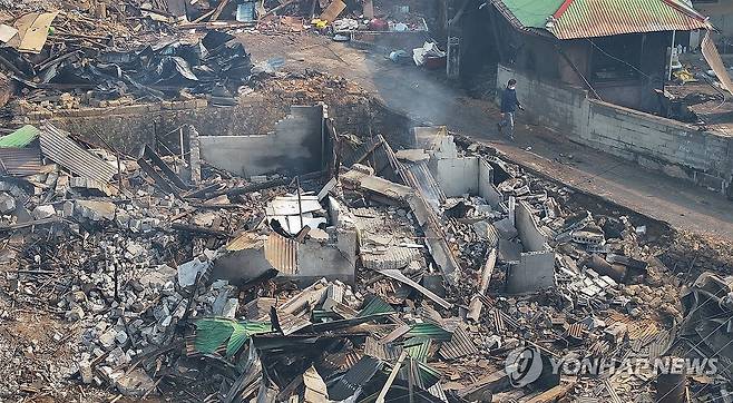 산불이 남긴 폐허 (의성=연합뉴스) 윤관식 기자 = 경북 의성군 대형 산불 발생 이틀째인 23일 의성군 안평면의 한 주택이 산불로 전소돼 폐허가 된 모습을 보이고 있다. 2025.3.23 psik@yna.co.kr