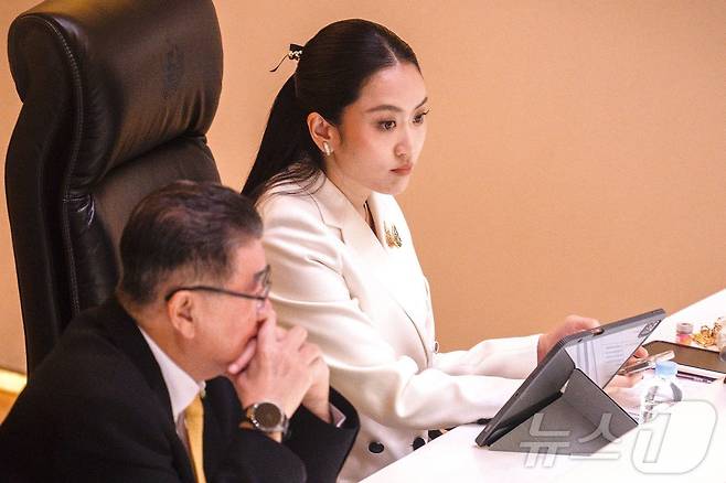 패통탄 친나왓 태국 총리가 24일 불신임 투표가 열리는 의회 토론 첫날 회의에 참석하고 있다. ⓒ AFP=뉴스1