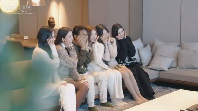 이수만 전 SM엔터테인먼트 총괄 프로듀서가 A2O 메이와 사진을 찍고 있다. 사진 | 유튜브 ‘A20 Channel’ 캡처