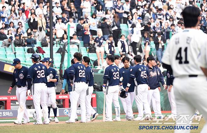 23일 인천 SSG랜더스필드에서 KBO리그 SSG와 두산의 경기가 열렸다. 두산이 개막 2연패를 당했다. 경기 종료 후 그라운드에서 팬들에게 인사하는 두산 선수들.