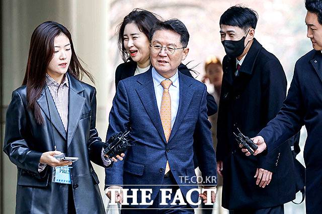 윤갑근 변호사가 24일 서울 서초구 서울중앙지방법원에서 열린 윤 대통령 내란수괴 혐의 2차 공판준비기일에 출석해 취재진의 질문을 받고 있다. /사진공동취재단