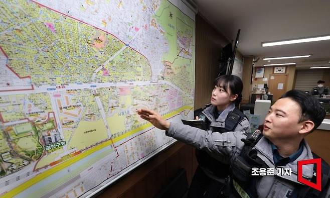 금천파출소 이다영 순경(오른쪽)이 멘토선배와 함께 관내도를 보며 순찰정보를 체크하고 있다. 조용준 기자