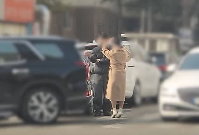 사기 혐의로 검찰에 넘겨진 20대의 범행 당시 모습. 의도적으로 차량에 팔을 부딪친 뒤 피해자에게 통증을 호소하고 있다. /대전경찰청 유튜브