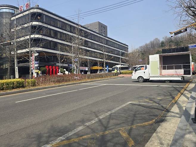 24일 오전 11시5분께 서울 서초구 정곡빌딩 남관 앞. 집회가 마무리되고 지지자들이 자리를 비우기까지 10분도 걸리지 않았다. 시위대가 떠난 자리에는 마이크와 스피커 등 집회 용품이 설치된 집회용 트럭만 남았다. /사진=서지윤 기자