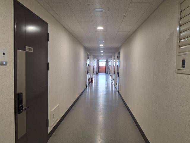 18일 찾아간 서울 강동구 길동 청년안심주택 내부. 아파트보다는 오피스텔에 가까운 모습이다. 김민호 기자