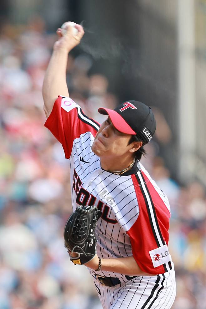 <yonhap photo-6040="">(서울=연합뉴스) 신현우 기자 = 23일 서울 잠실야구장에서 열린 프로야구 2025 신한 SOL 뱅크 KBO리그 롯데 자이언츠와 LG 트윈스의 경기. 8회초 무사 만루 롯데 고승민 타석 때 교체 투입된 LG 투수 김진성이 역투하고 있다. <저작권자 ⓒ 1980-2025 ㈜연합뉴스. 무단 전재 재배포 금지></yonhap>