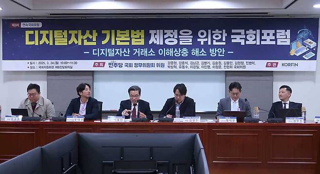 주제 발표에 이어 진행된 패널 토론 / 출처=IT동아