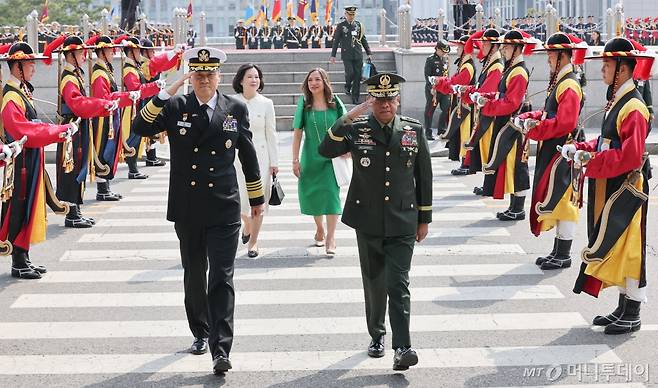 김명수 합동참모본부 의장(대장)과 로미오 브라우너 필리핀 합참 의장(대장이 24일 서울 용산구 국방부에서 열린 환영 의장행사를 마친 뒤 청사로 들어가고 있다. / 사진=뉴스1
