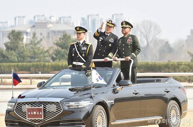 김명수 합동참모본부 의장(대장)과 로미오 브라우너 필리핀 합참 의장(대장)이 24일 서울 용산구 국방부에서 열린 환영 의장행사에서 사열하고 있다. / 사진=합동참모본부