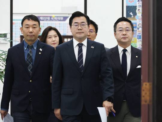 박찬대 더불어민주당 원내대표(가운데)가 23일 국회에서 열린 기자간담회에 입장하고 있다. 연합뉴스