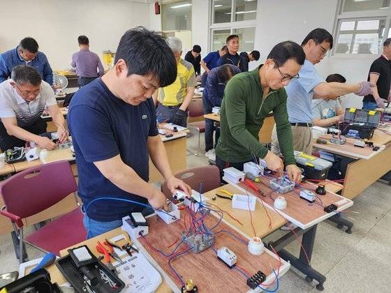 전기산업기사는 자격증 취득자의 취업률이 가장 높았고, 55세 이상은 ‘전기기능사’ 취업률이 높았다. 사진은 중년층이 전기설비 관련 실습 교육을 받는 모습. 진주폴리텍