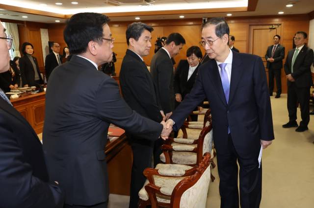 ▲한덕수 대통령 권한대행 국무총리가 24일 정부서울청사에서 열린 국무위원간담회에 참석하며 최상목 부총리를 비롯한 국무위원들과 인사하고 있다. ⓒ연합뉴스