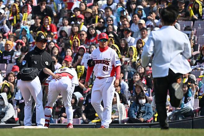지난 22일 광주 북구 광주-기아챔피언스필드에서 열린 2025 신한 쏠뱅크 KBO 리그 개막전 NC다이노스 대 KIA타이거즈의 경기, 3회 말 1사 주자 없음 상황에서 KIA 김도영이 안타를 친 뒤 1루에서 다리 통증을 호소하고 있다. 뉴시스