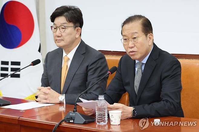 입장 발표하는 권영세 비대위원장 (서울=연합뉴스) 김주형 기자 = 국민의힘 권영세 비상대책위원장이 24일 서울 여의도 국회에서 한덕수 국무총리 탄핵 기각과 관련해 입장을 밝히고 있다. 왼쪽은 국민의힘 권성동 원내대표. 2025.3.24 kjhpress@yna.co.kr