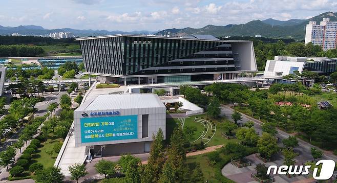 완주군은 '2025년 찾아가는 마을 세무사' 출장 상담을 시작한다고 25일 밝혔다. 전북 완주군청사 전경/뉴스1 DB