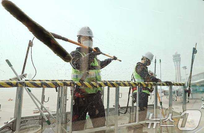 인천공항운영서비스 환경미화운영그룹 직원들이 25일 오전 인천국제공항 제2터미널에서 봄맞이 유리창 물청소를 하고 있다. 2025.3.25/뉴스1 ⓒ News1 장수영 기자