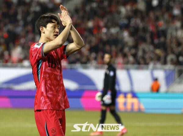 25일 경기 수원시 수원월드컵경기장에서 열린 2026 국제축구연맹(FIFA) 북중미 월드컵 아시아 지역 3차 예선 B조 8차전 대한민국과 요르단의 경기, 대한민국 이재성이 골을 넣은 뒤 기뻐하고 있다. 사진┃뉴시스