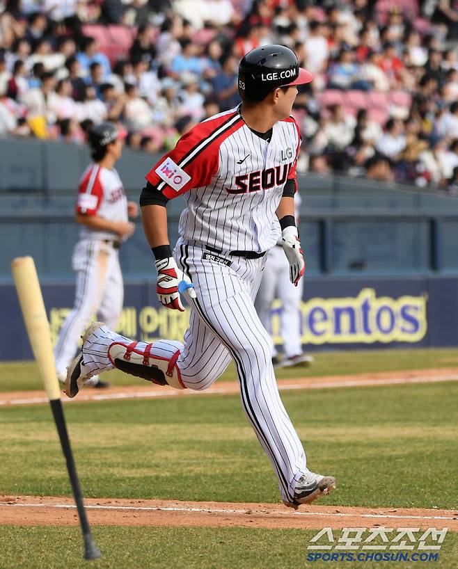 롯데 구승민의 포크볼을 제대로 받아친 LG 문정빈은 타구가 담장에 넘어갈 때까지 눈을 떼지 못했다.