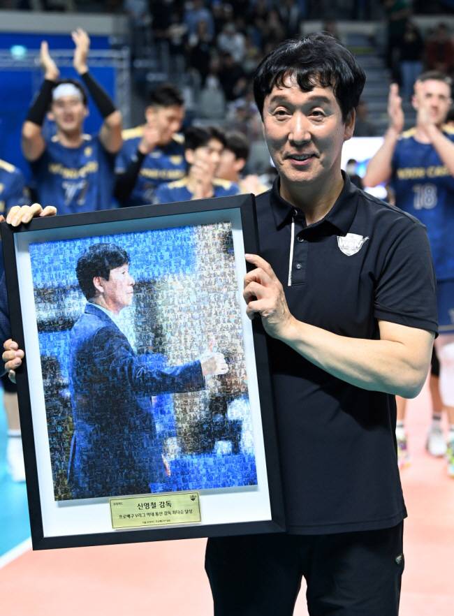 우리카드 시절 현역 최다승 위업을 달성할 당시 기념액자를 받아든 신영철 감독. 스포츠조선DB