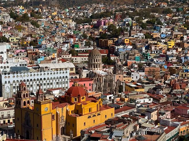 멕시코의 구아나후아토(Guanajuato) 마을 전경. 멕시코인들에게 색은 문화적으로는 기쁨과 열정을 상징하며 살아있음을 느끼게 하는 중요한 요소다./박진배