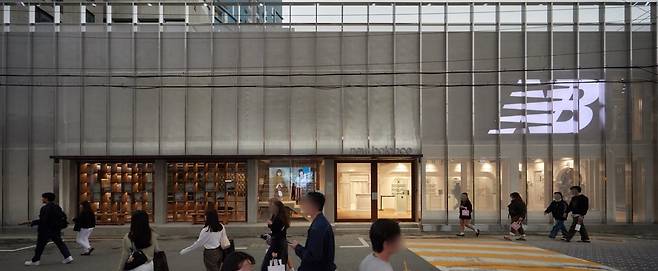 지난해 한국에서 연 매출 1조원을 돌파한 뉴발란스. 사진은 뉴발란스 성수점 전경. /뉴발란스 제공