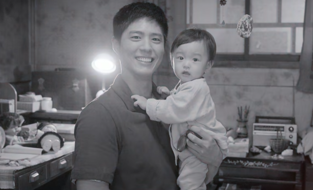 첫 딸 금명이를 안고 웃고 있는 관식. 넷플릭스 제공