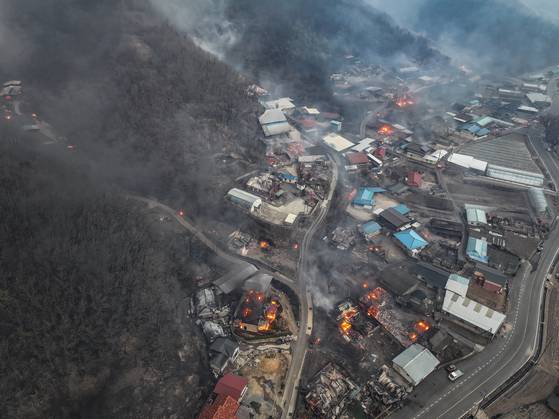 21일 시작된 산불은 건조한 대기를 타고 계속해서 번지고 있다. 경북 의성군 피해 현장. 연합뉴스