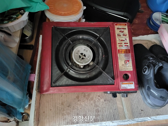 24일 서울 중구 후암동의 한 쪽방에서 휴대용 가스버너를 여전히 사용 중인 모습. 지난해 3월 이 쪽방 건물에서는 휴대용 가스버너 사용으로 불이 나 두 명이 숨졌다. 김태욱 기자